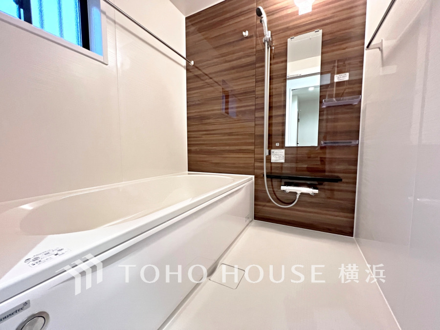 上質が感じられるカラーリングで、清潔な空間美を実現。一日の疲れが癒される優雅なバスタイムを堪能できるゆとりあるバスルームです。