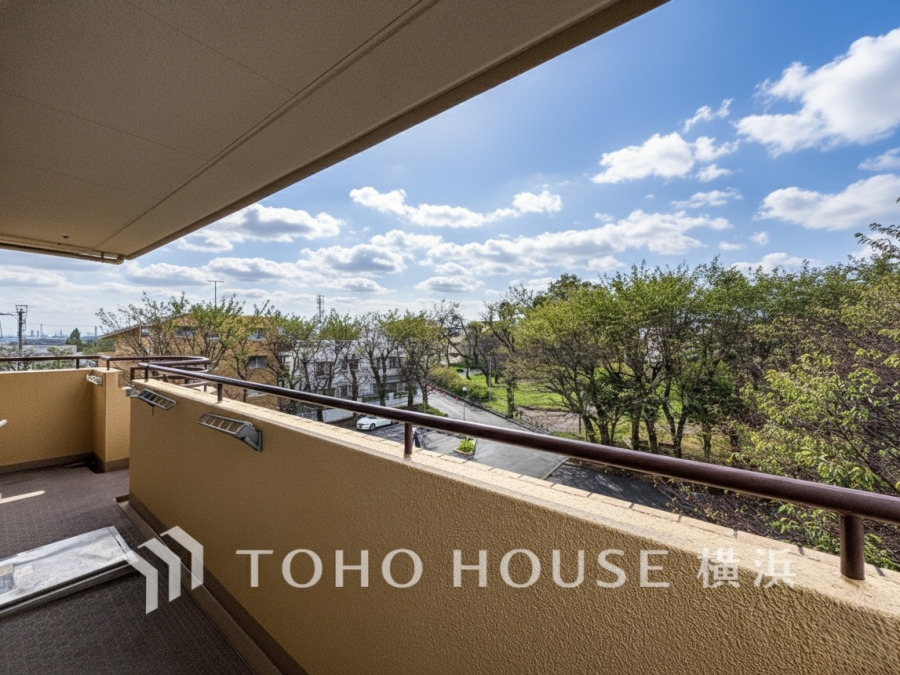 ずっと太陽を感じる事ができるのは、遮るものが視界に無いから。彼方に広がる風景が絵画のように広がります。