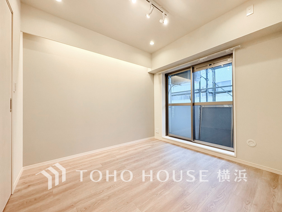 バルコニーに面した明るい洋室。穏やかな陽射しが、ゆったりとした寛ぎの時間を包みます。