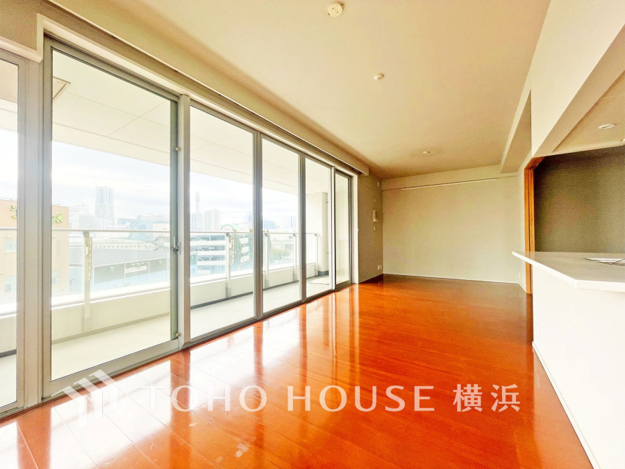 豊かな光が照らすこの場所は、たわいもない会話を楽しみ、ゆったりとした時間を過ごす場所。この場所から、家族の記憶が紡がれるでしょう。