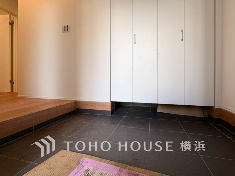 お客様をお迎えする玄関は落ち着いた雰囲気。帰り着くたびに洗練されたテイストの空間に迎えられ誇りと喜びを感じる玄関まわりです。