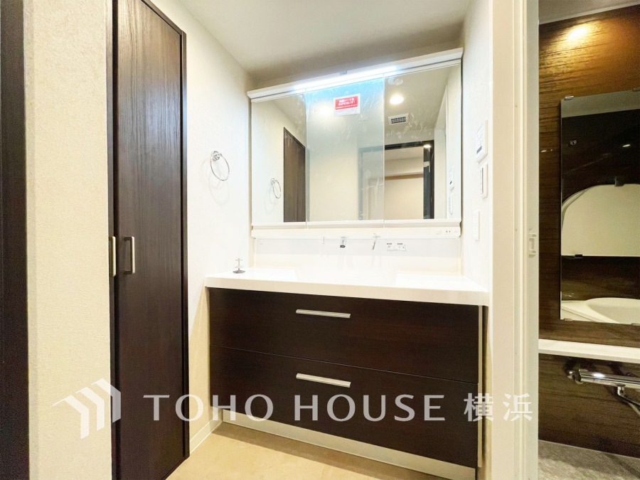 清潔感あふれる洗面スペース。大容量収納と三面鏡で使い勝手良く、快適な毎日をサポートします。