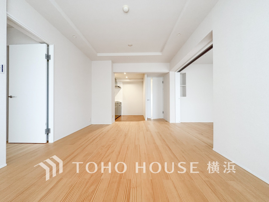 柔らかな色合いのフローリングと清潔感の溢れるクロスが明るい空間を創り出しているリビングダイニング。憩いの場に相応しく、ここで楽しむ家族の時間が絆をより深めてくれそうです。