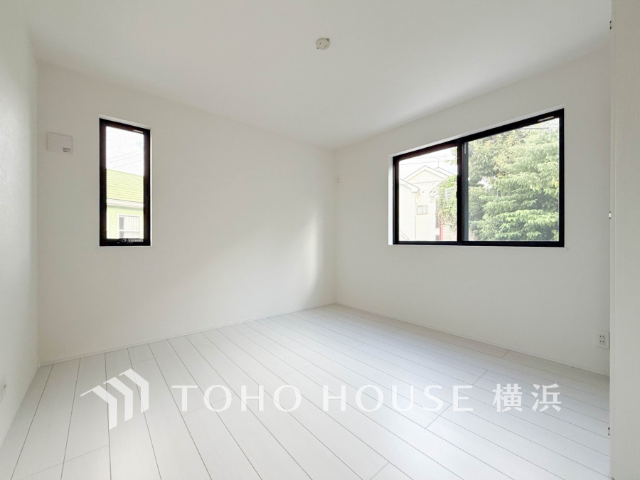 穏やかな風と陽光を導き、プライバシーに配慮された設計プランを採用し、居住性を一段と心地よいものにしています。明るく開放的な空間を演出しております。