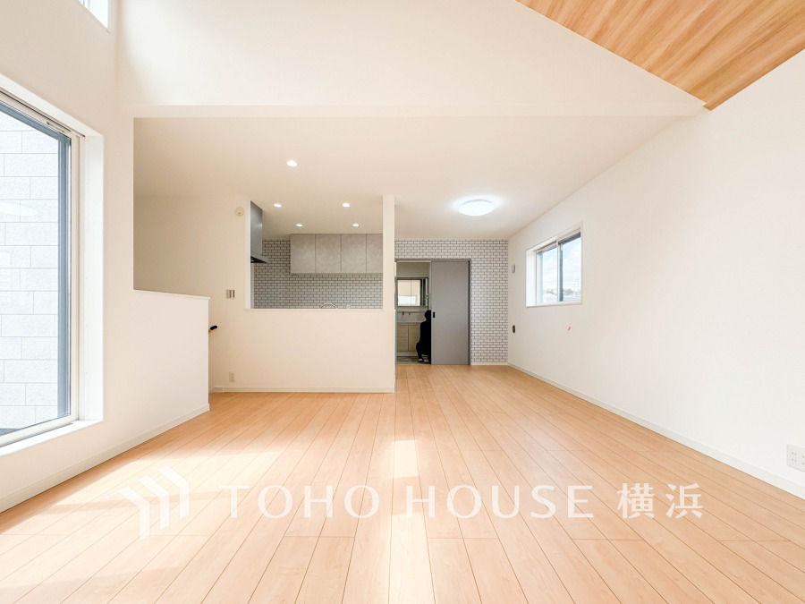 家族と過ごすひと時を溢れる光が優しく包み込むリビングダイニング。家族とともに、心穏やかに過ごすひととき。家族との時間、自分の時間を大切にできる空間がここにあります。