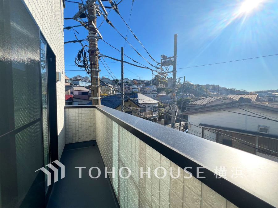 陽光あふれるバルコニーからは、閑静な住宅街の眺望が広がり、心地よい風を感じられます。