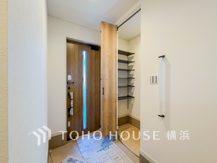 収納力豊富なSIC付きの玄関。すっきりとした空間で快適な出入りが可能です。