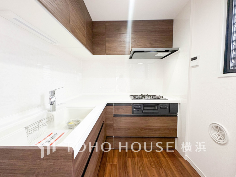 家事を効率よくこなせるL字型キッチン。美しさと機能性を両立したシステムキッチンです。
