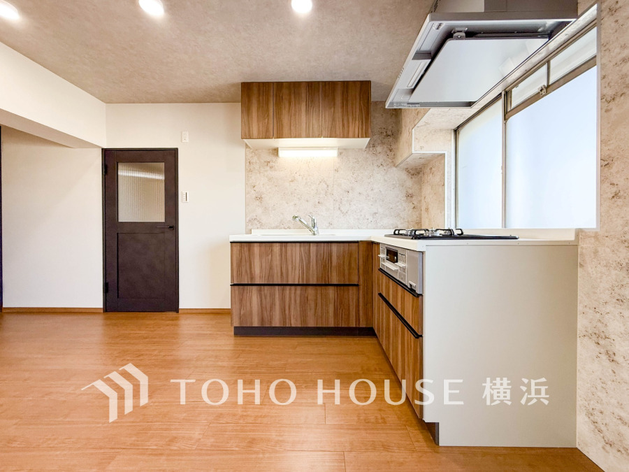 家事動線やリビングとのつながりに配慮し、食事の準備や片付けなどの家事を楽しくするキッチンスペースに仕上げました。毎日使う場所だから気持よく使えて、居心地の良い空間に。