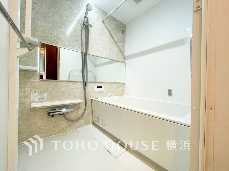 上質が感じられる質感とカラーリングで、清潔な空間美を実現。一日の疲れが癒される優雅なバスタイムを堪能できるゆとりあるバスルームです。