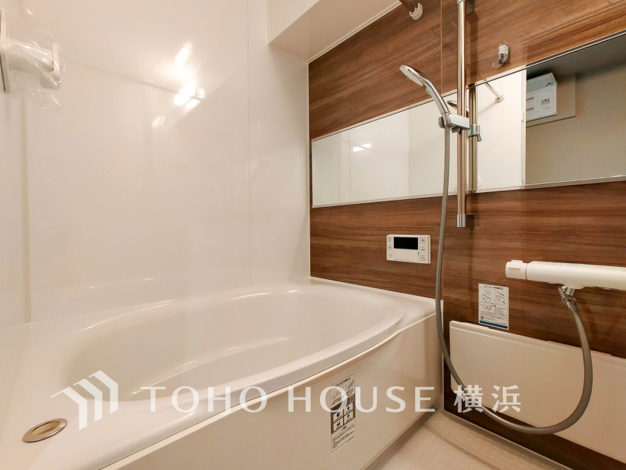 上質が感じられる質感とカラーリングで、清潔な空間美を実現。一日の疲れが癒される優雅なバスタイムを堪能できるゆとりあるバスルームです。