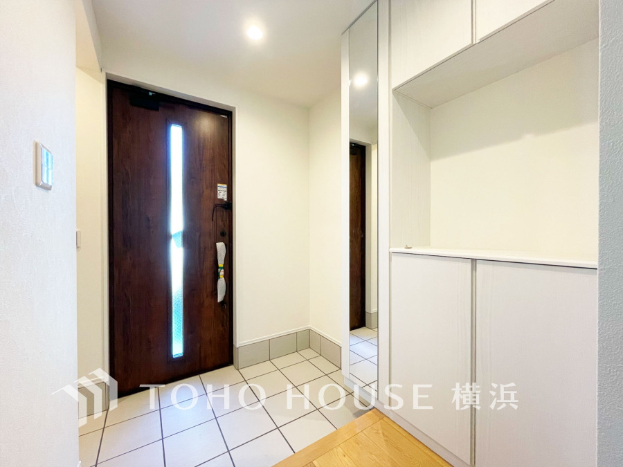 清潔感溢れる玄関がお出迎えする本邸宅の物語は、ここから始まる日常を期待させます。この場所には「希望」と「優越」で包み込んでくれる「特別」な空間があります。