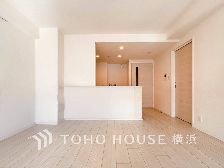 明るい光が差し込む白を基調とした清潔感あふれるリビングは、開放的な対面キッチンで家族の会話も弾みます。