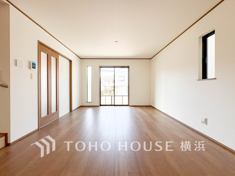 家族と過ごすひと時を溢れる光が優しく包み込むリビングダイニング。家族との時間、自分の時間を大切にできる空間がここにあります。