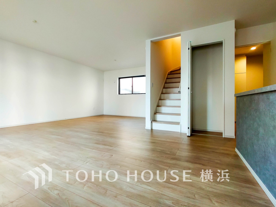 家族円満の秘訣とも言われている、リビングイン階段を採用。お子さまとの会話やお友達が遊びに来ても、自然と挨拶を交わせるような設計です。