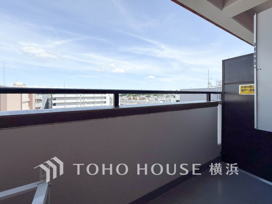 南東向きの明るいバルコニー。開放的な空間を演出しながら、プライベート性も確保された空間です。
