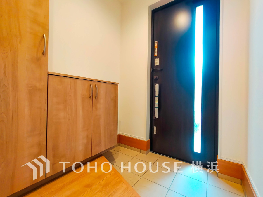 お客様をお迎えする玄関は落ち着いた雰囲気。帰り着くたびに洗練されたテイストの空間に迎えられ誇りと喜びを感じる玄関まわりです。 