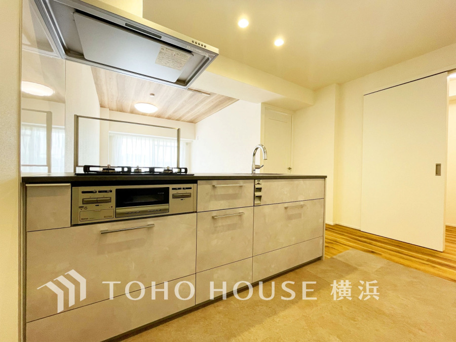 スタイリッシュな対面キッチンを採用。リビングが見渡せるので、お子様を安心して遊ばせながら家事ができ、リビング学習をするお子様にも声がかけやすい自然な距離感。 