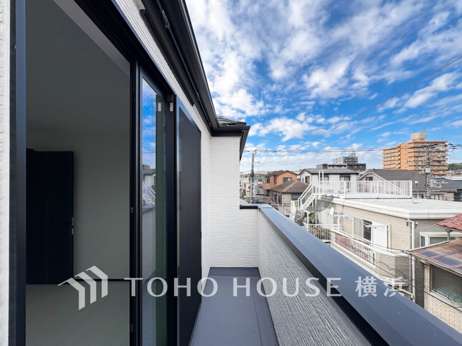 2箇所ある広いバルコニーから、暮らしの中での光と風を演出してくれています。見事なまでの開放的な空間をお楽しみください