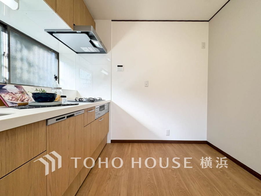 新規交換されたキッチンは、食洗機・浄水器付き。美しさと機能性が一つになったキッチンです。
