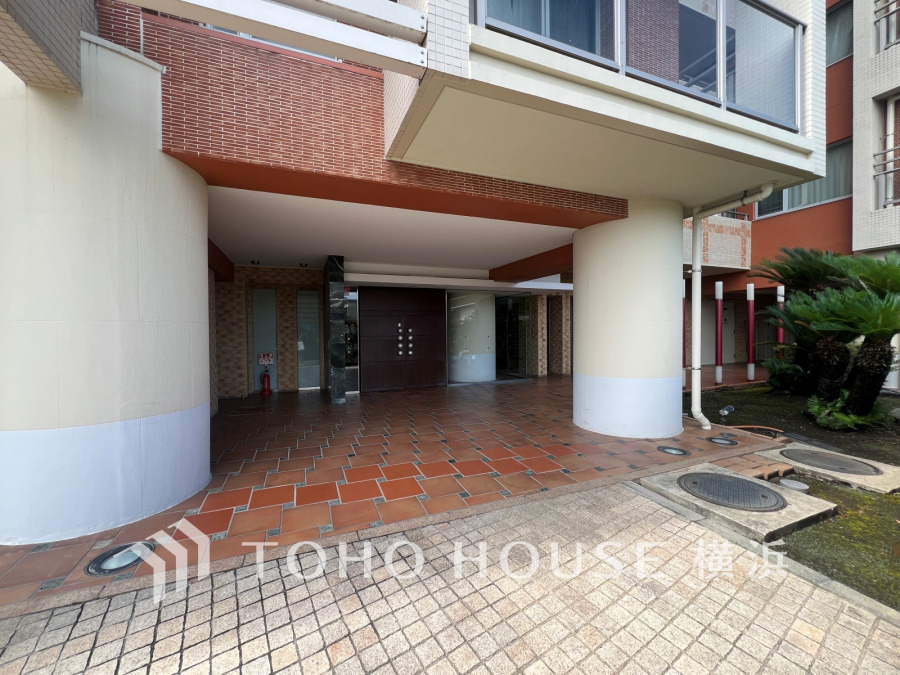 上品で清潔感があるエントランスは住人やゲストを迎え入れ、そして送り出す場にふさわしい上質な空間です。プライベート感が高まるシックな装いのエントランス。