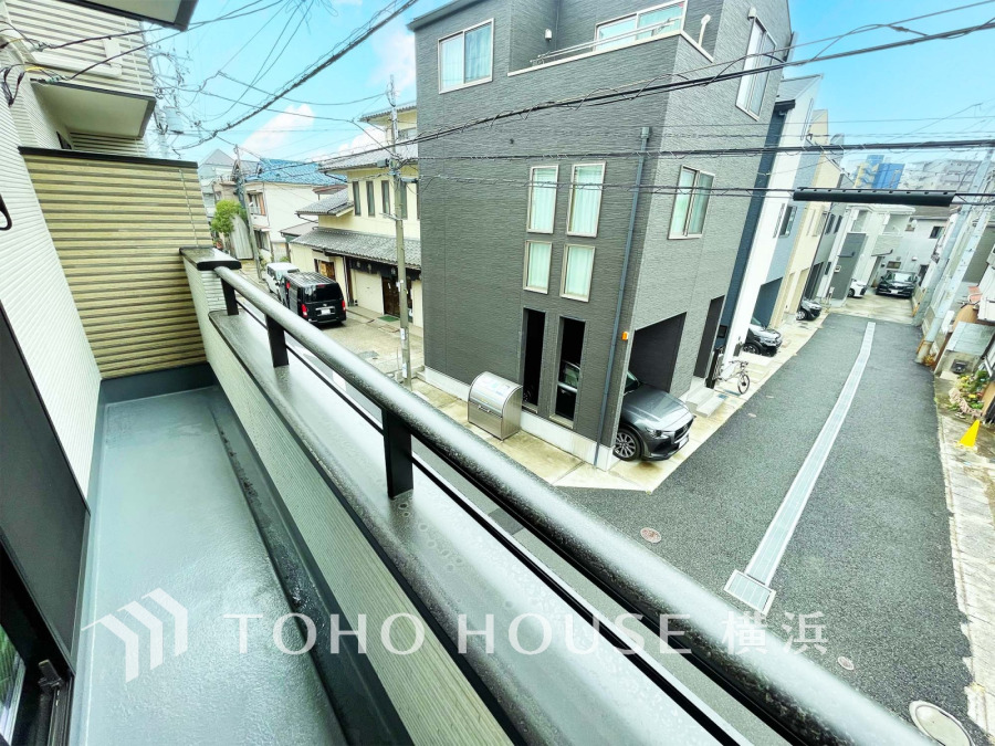 暮らしの中で光と風を演出してくれるバルコニー、見事なまでの開放的な空間を演出しながら、プライベート性も確保された空間は我が家の自慢。