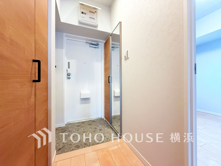 玄関には、お出かけ前の身だしなみチェックに便利な大型のミラーのついたシューズボックスを設置。
