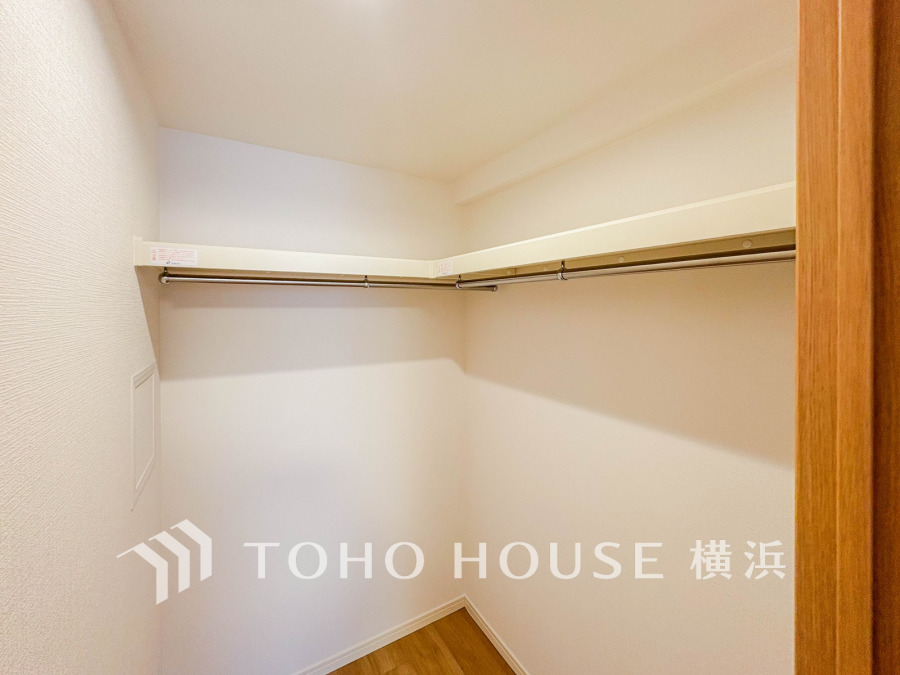 洋服やバッグなどかさばる物を大量に収納できます。タンスなどの収納家具を置かずに済むので、お部屋を丸ごと使えてスッキリ♪