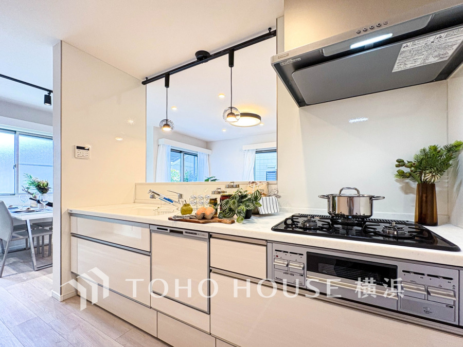 誰もが使いやすいデザインにこだわったキッチン。プライベートスペースを彩るインテリアとしての美と、快適な日常を支える機能性と強さがひとつになったキッチンです。