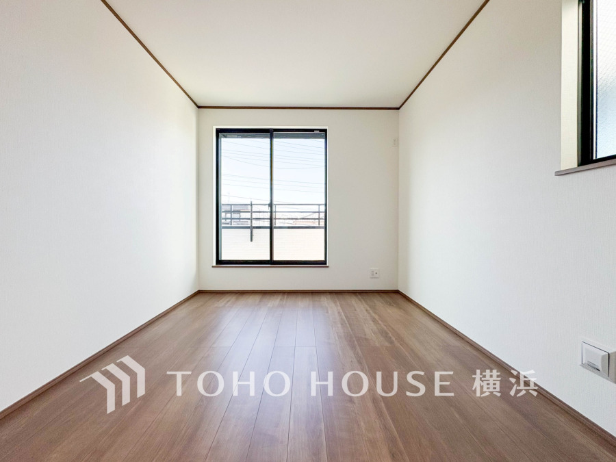 大きな窓からたっぷりと陽光が注がれる明るい空間。家族の成長に対応できる永住仕様の間取り。時を忘れて過ごす場所として過ごせるお部屋。