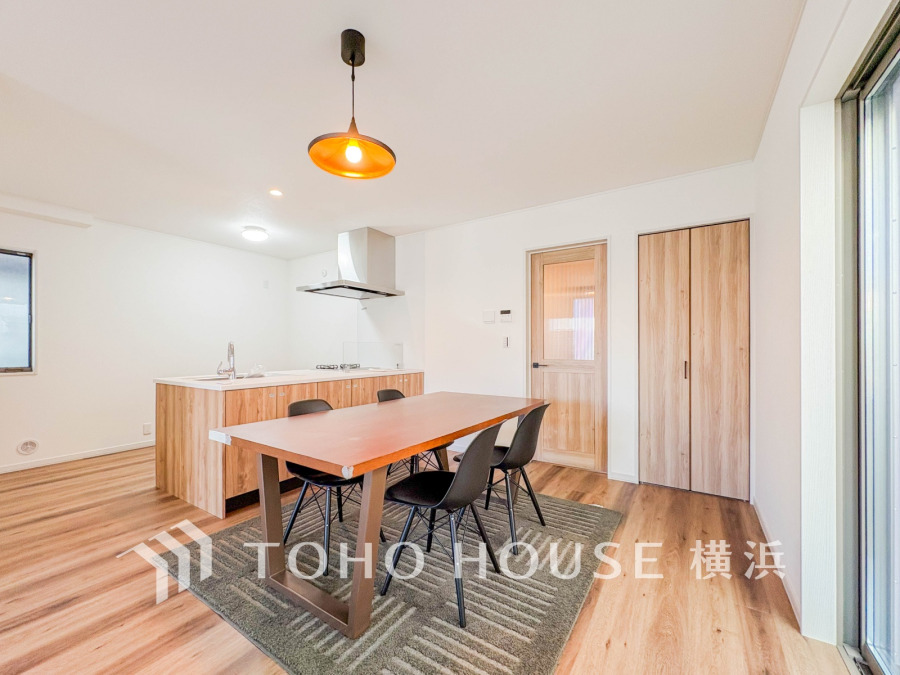 ここにはみんなが集い、食事と楽しい会話が始まる。話に夢中になりすぎて、ついつい時を忘れてしまう。そんな束の間の幸せを感じさせてくれる場所。