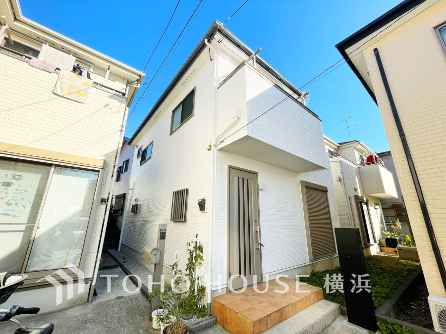 ふりそそぐ陽射しと開放的な空間形成。青空を背景に更なる美しさを醸す佇まい。暖かな陽光と爽やかな風がハーモニーを奏でる上質な空間を愉しむ暮らしがここにある。