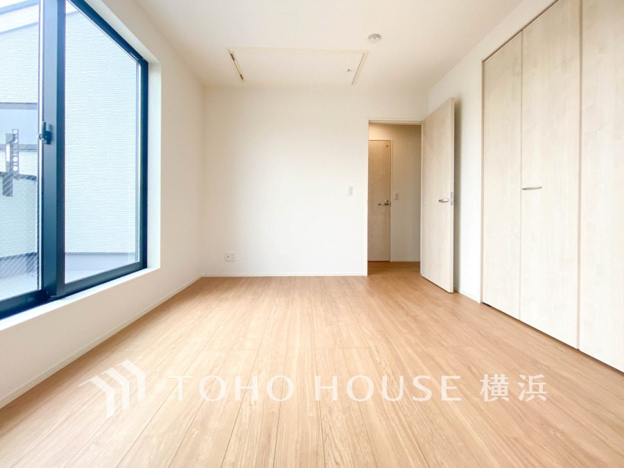 大きな窓からたっぷりと陽光が注がれる明るい空間。家族の成長に対応できる永住仕様の間取り。一日の疲れをいやしてくれる主寝室。時を忘れて過ごす場所として過ごせるお部屋。