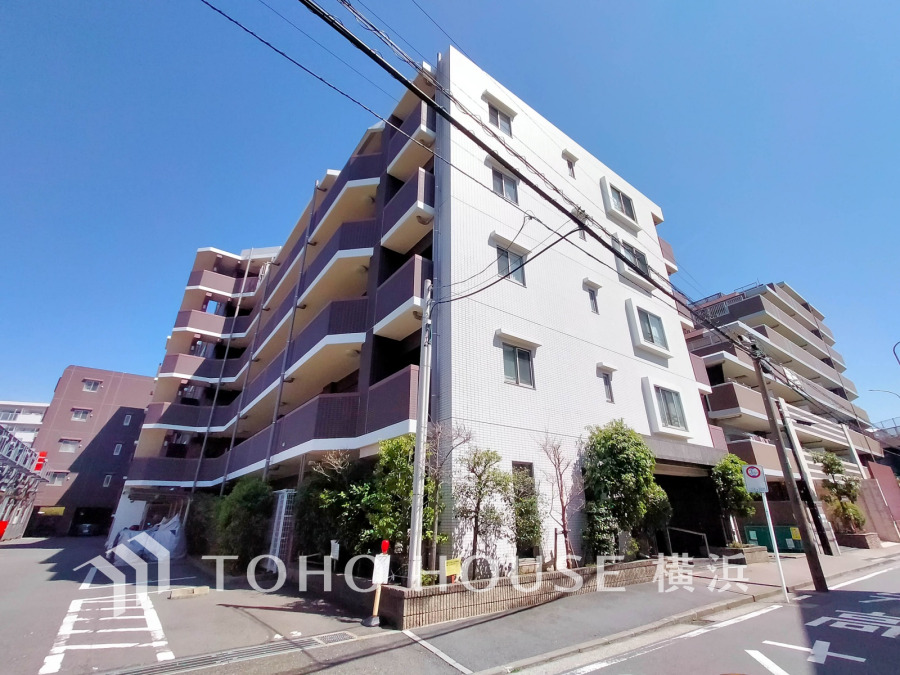 爽やかな青空の下に贅沢なほどに降り注ぐ陽光、豊かな居住性と、クオリティが見事に調和した住空間は、住まうことの喜びを感じさせてくれます。