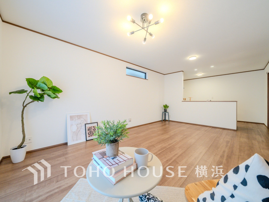 和やかで洗練された空間演出。寛ぎとコミュニケーションを育む場所。柔らかな陽射しが広がり、室内に開放感と爽快感をもたらします。