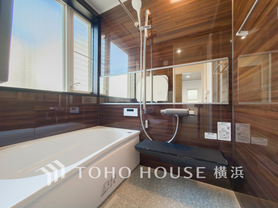 上質が感じられるカラーリングで、清潔な空間美を実現。一日の疲れが癒される優雅なバスタイムを堪能できるゆとりあるバスルームです。