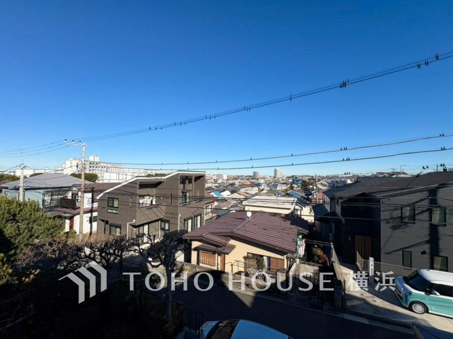 気持ちのいい空が見渡せる広いバルコニー。爽やかな風を感じて、心躍る素敵な暮らしがはじまります。暖かな陽射しをたっぷり取り込みます。