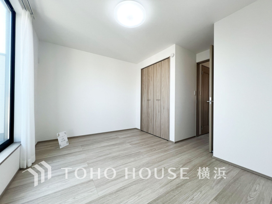 1日の疲れを癒し、心地よく寛げるようゆったりとした広さを確保しています。プライベートタイムをより優雅に穏やかに…。落ち着いた雰囲気を紡ぎます。