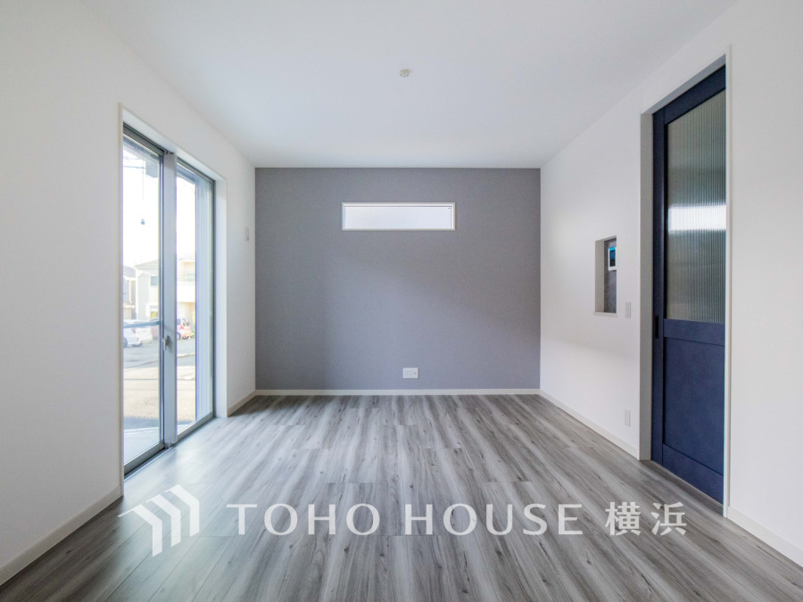 ここにはみんなが集い、食事と楽しい会話が始まる。話に夢中になりすぎて、ついつい時を忘れてしまう。そんな束の間の幸せを感じさせてくれる場所。