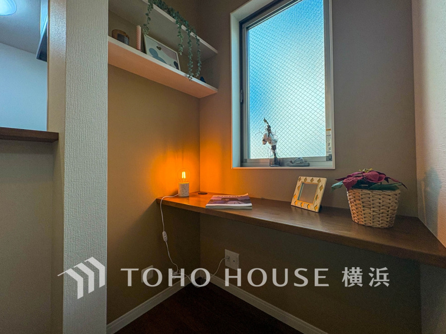 リビングの一画にはお洒落なカウンターをご用意。お子様の遊びや学習・お仕事、読書やお茶を楽しんだり。みんながいる場所だからこそ、ほっと落ち着ける空間になりそう。