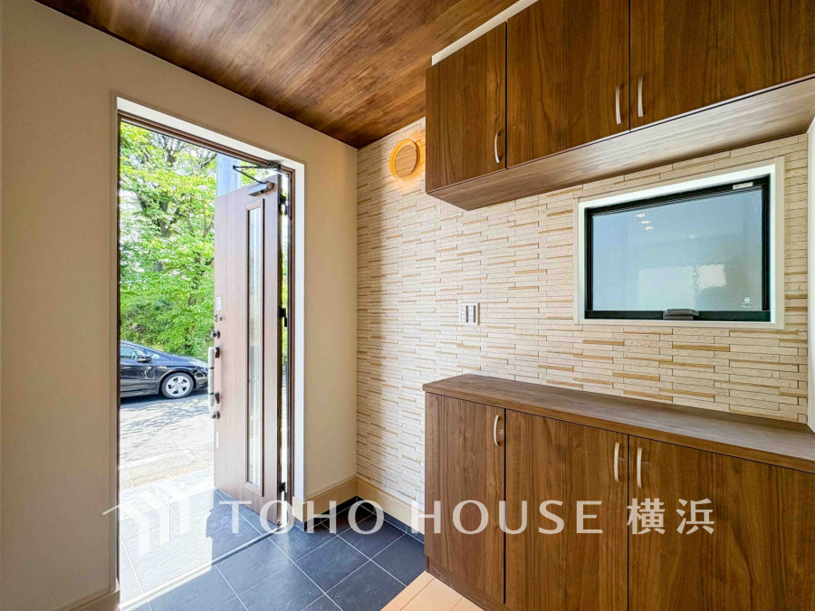 居住者の帰り、訪れる方を優しく迎え、やすらぎに満ちた生活空間を予感させる。健やかな暮らしを楽しめそう。