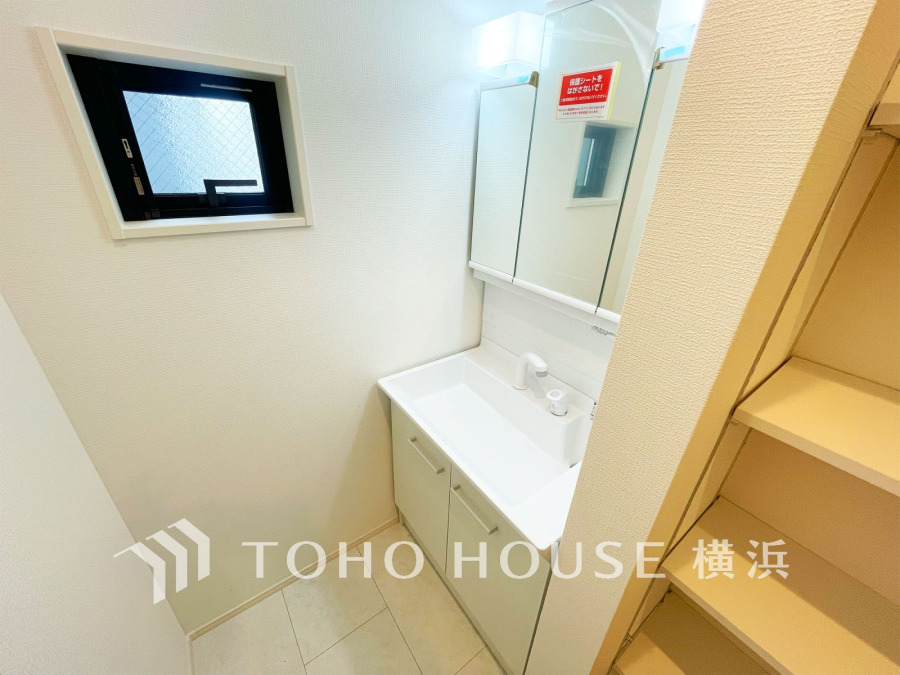 ゆったり落ち着いてお使い頂ける広さが魅力の洗面所。収納も充実しています。
