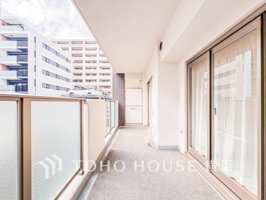 陽光とそよ風に触れることができる南西向きの明るいバルコニー。
