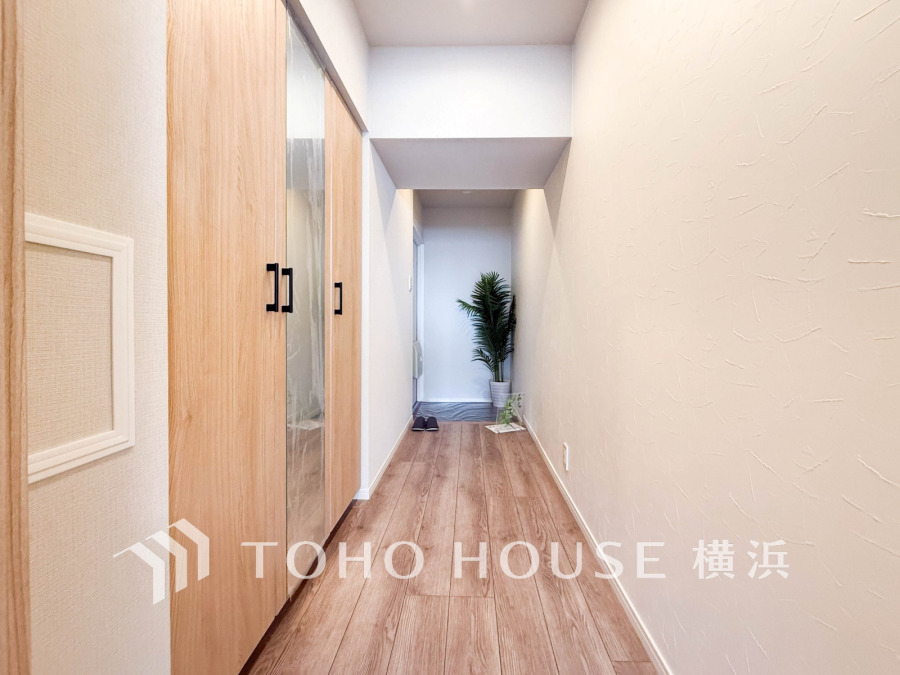 上質感漂う玄関と廊下。居住者の帰り、訪れる方を優しく迎える・安らぎに満ちた生活空間を予感させる。健やかな暮らしを楽しめることでしょう。