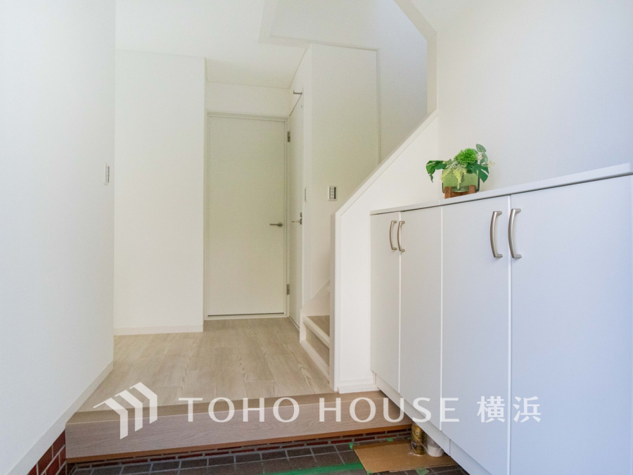 上質感漂う玄関と廊下。居住者の帰り、訪れる方を優しく迎える・安らぎに満ちた生活空間を予感させる。健やかな暮らしを楽しめそう