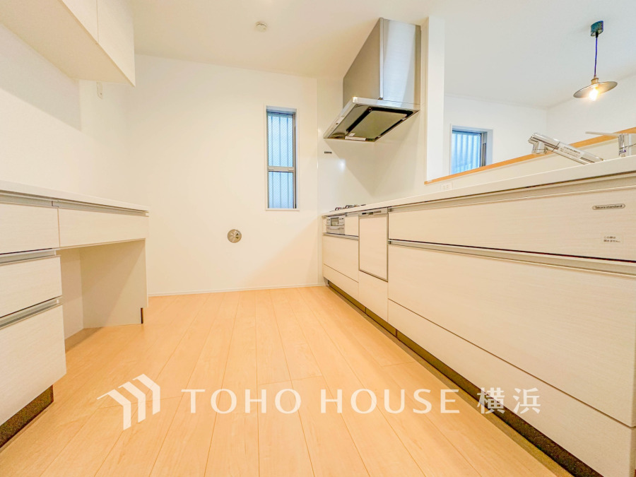 内装の主役でもあり、日常活躍する重要な水回りでもあるからこそ機能性・デザイン性に力を入れております。お手入れのしやすいシステムキッチンを採用しております。