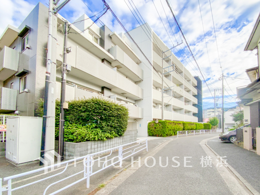 爽やかな青空の下に贅沢なほどに降り注ぐ陽光、豊かな居住性と、クオリティが見事に調和した住空間は、住まうことの喜びを感じさせてくれます。