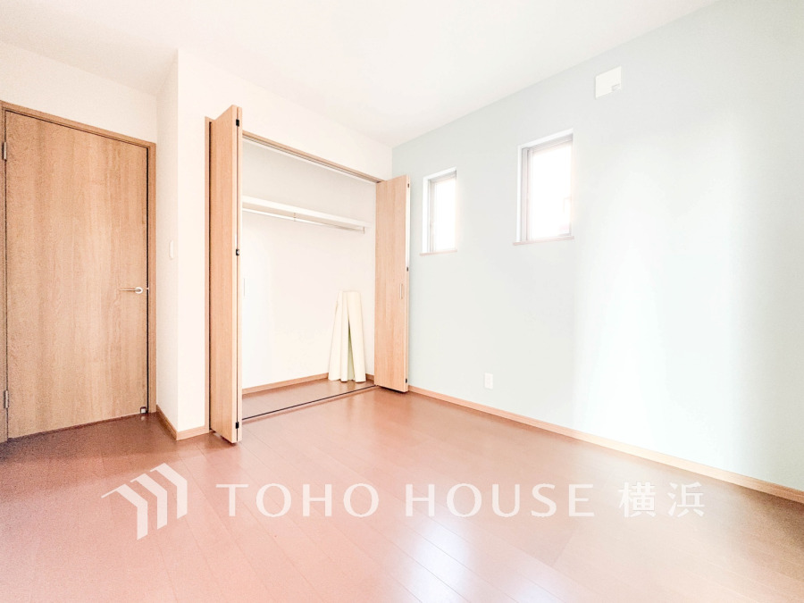 大きな窓からたっぷりと陽光が注がれる明るい空間。家族の成長に対応できる永住仕様の間取り。時を忘れて過ごす場所として過ごせるお部屋。