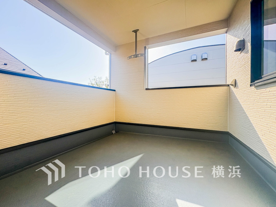 暮らしの中で光と風を演出してくれるバルコニー、見事なまでの開放的な空間を演出しながら、プライベート性も確保された空間は我が家の自慢です。