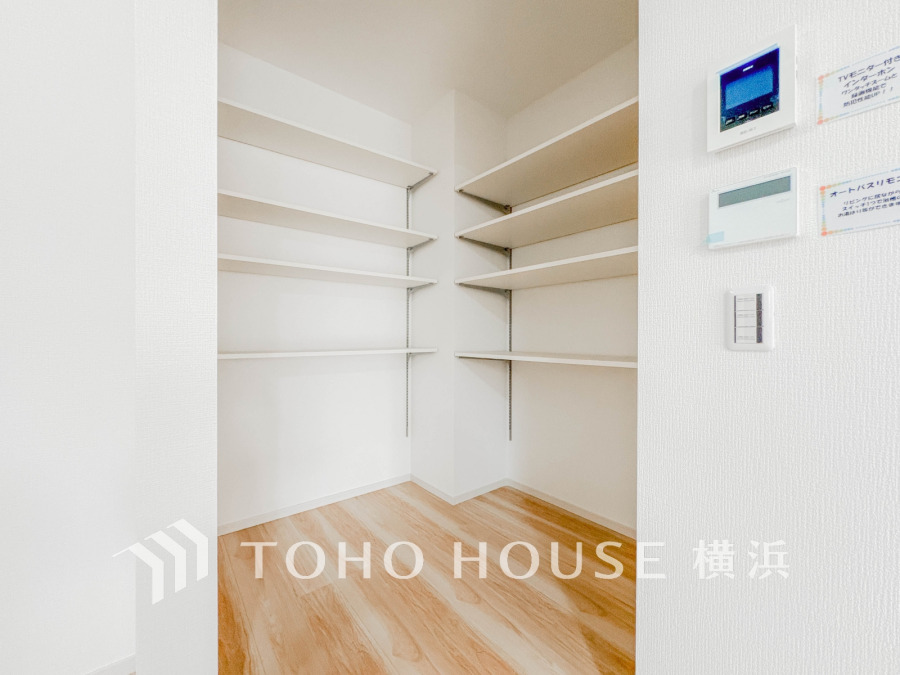 本邸宅にはパントリーをご用意いたしました。お買い物のストック分やその他の収納など、大容量の収納スペースとなっております。是非、現地をご確認下さい。